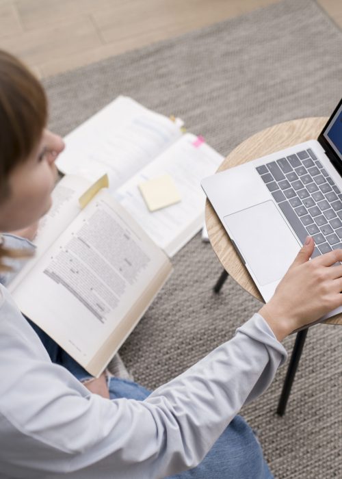 mulher-fazendo-cursos-de-e-learning